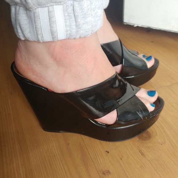 BCBGeneration • Shiny Faux leather black patent wedge sandals 9 - Picture 2 of 8